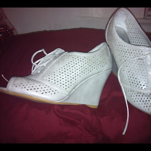 Grey cut out  peep toe wedge heels size 8.5 - Picture 3 of 4