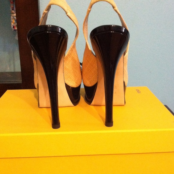 Fendi slingback pumps. - Picture 2 of 4