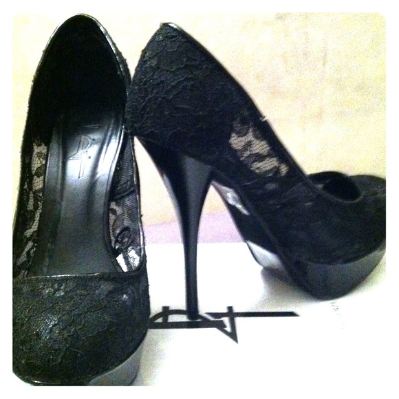 💢hold💢*reduced*Black lace heels