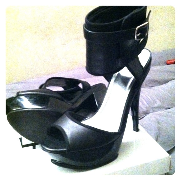 *REDUCED*Ankle strap heels