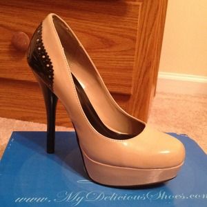 . Shoes - ⭕REDUCED !! Gorgeous Taupe/black pumps with lace . Shoes - ⭕REDUCED !! Gorgeous Taupe/black pumps with lace