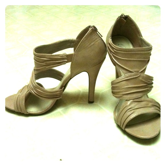 Light pink heels for the fashionista!