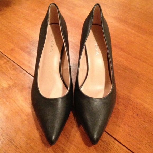 Comfy black pumps