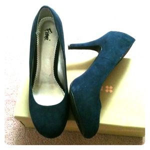 RESERVED Navy pumps 8.5 **Great Condition