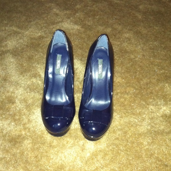 XOXO navy blue patten leather pumps
