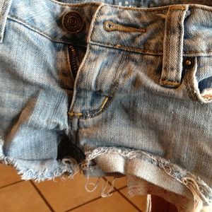 Shorts with exposed floral pockets