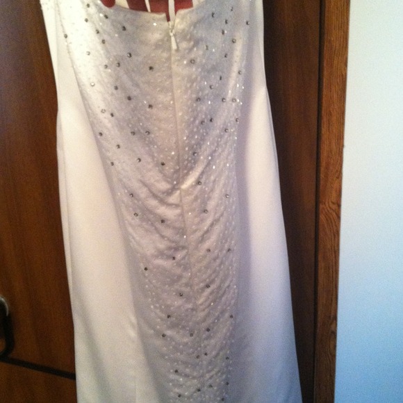 Wedding dress, never worn - Picture 2 of 4