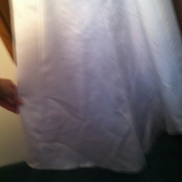Wedding dress, never worn - Picture 3 of 4