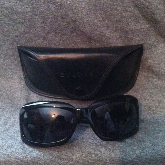 Black Bulgaria medium frame sunglasses with case