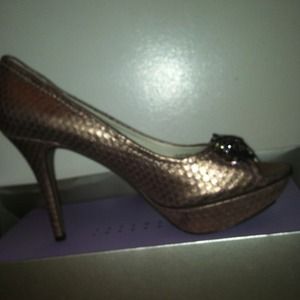 Vera Wang Lavender Navid pumps
