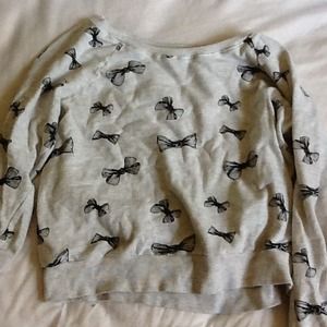 Sweatshirt w/ bow pattern