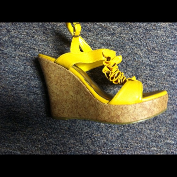 💢💢SOLD SOLD SOLD💢💢Yellow wedges