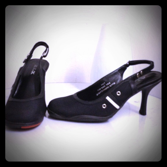 Bundle also includes salmon 9 west heel