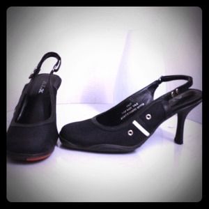 Bundle also includes salmon 9 west heel