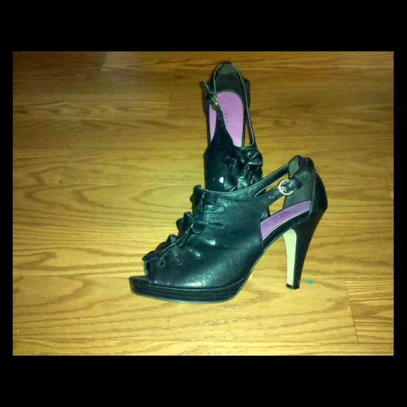 REDUCED! Madden Girl Black heels with bows design