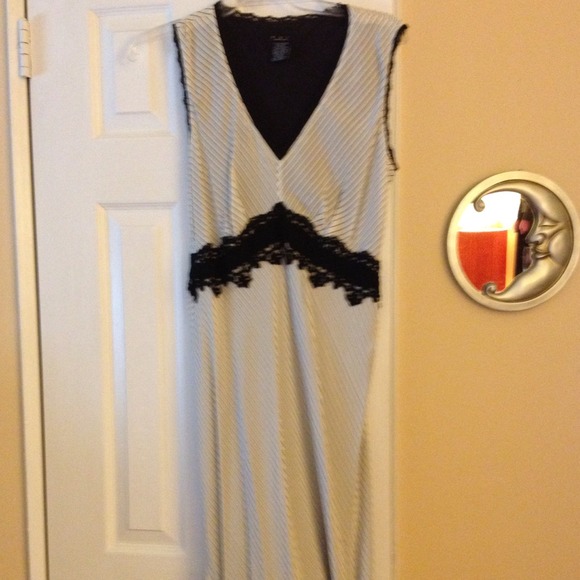 Beautiful Vintage Style Formal Dress - Picture 2 of 4