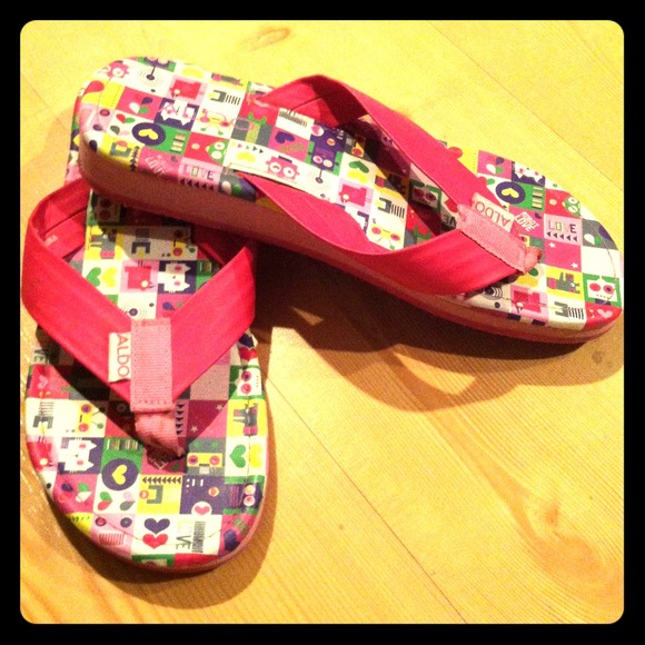 ❌sold❌👣Hot Pink Flip Flops👣