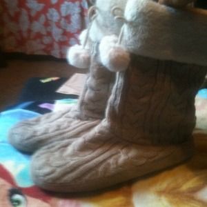 Knitted tan slipper boots with white faux fur trim
