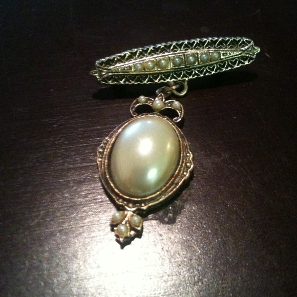 SOLD - Vintage pearl pin.