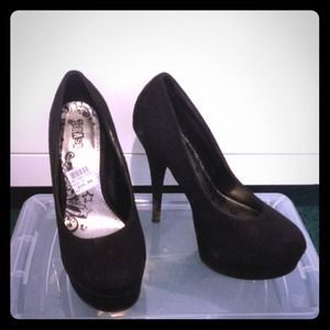 RESERVED!!! Black pumps. Size 5