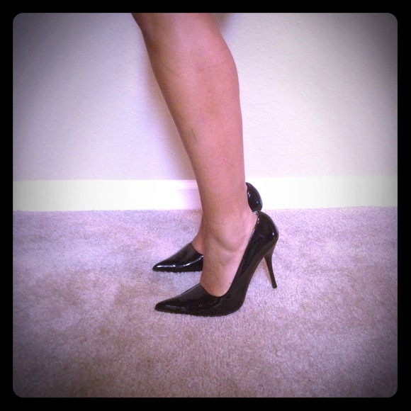 Black patent leather pointy toe pumps
