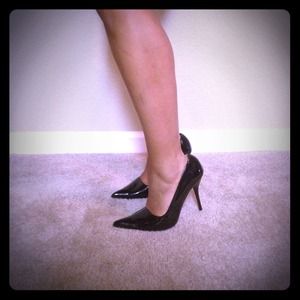 Black patent leather pointy toe pumps