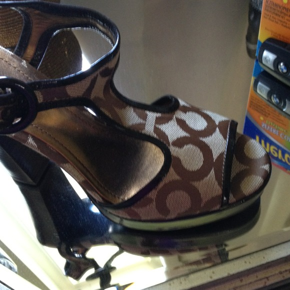 Brand new coach signature heels - Picture 2 of 4