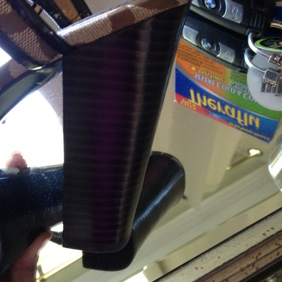 Brand new coach signature heels - Picture 4 of 4