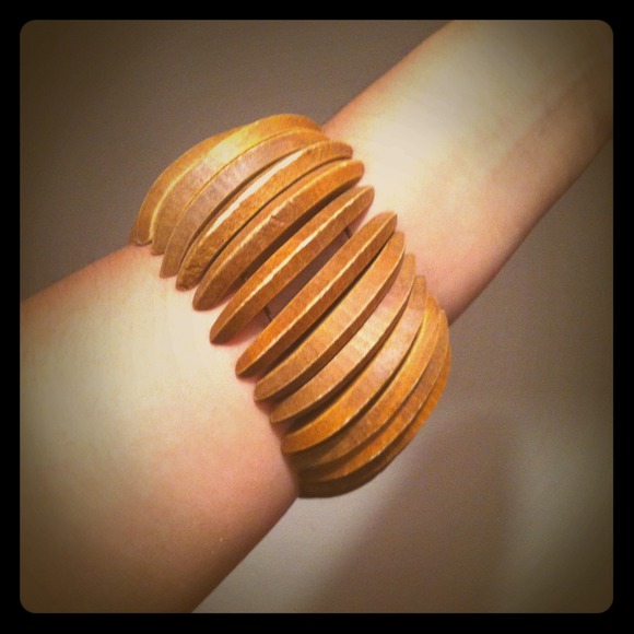 Wooden cuff bracelet - Picture 1 of 2