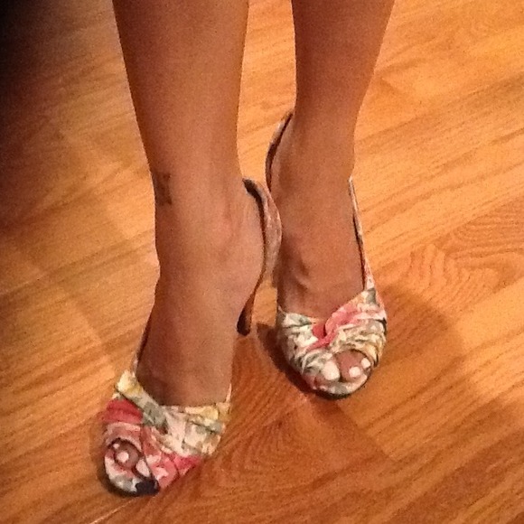 Floral peep toe pumps