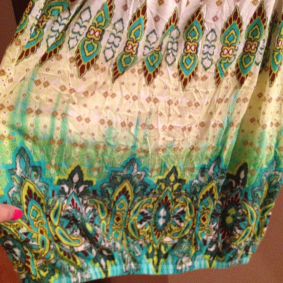 Pretty top with mixture of greens - Picture 2 of 2