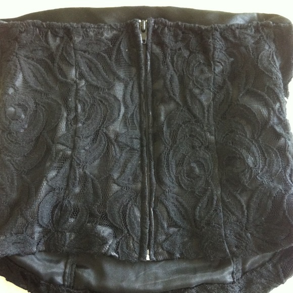 Black Lace Strapless Top - Picture 3 of 3