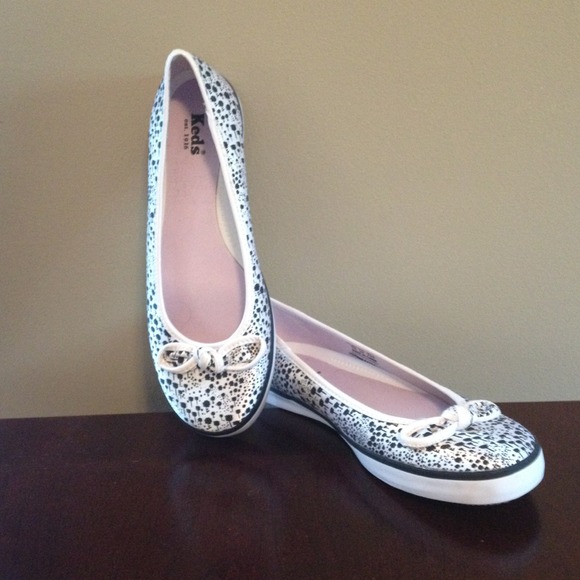 Keds 8.5 black and white slip on sneakers