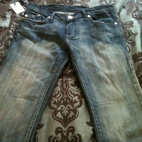 Rock and republic Capri's with beautiful design