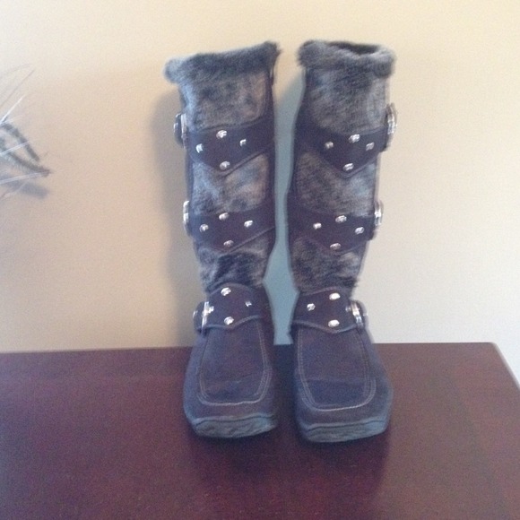 Black buckle boot with faux fur panel