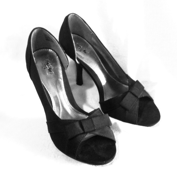 Black high heels w/ a black bow