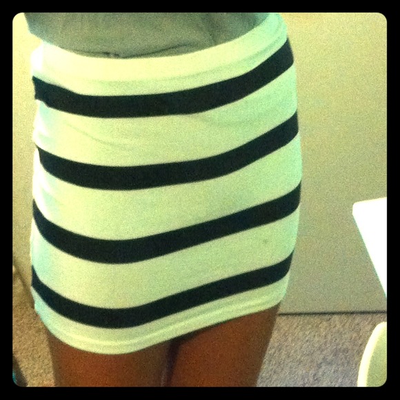 REDUCED!(: White/ black bodycon skirt