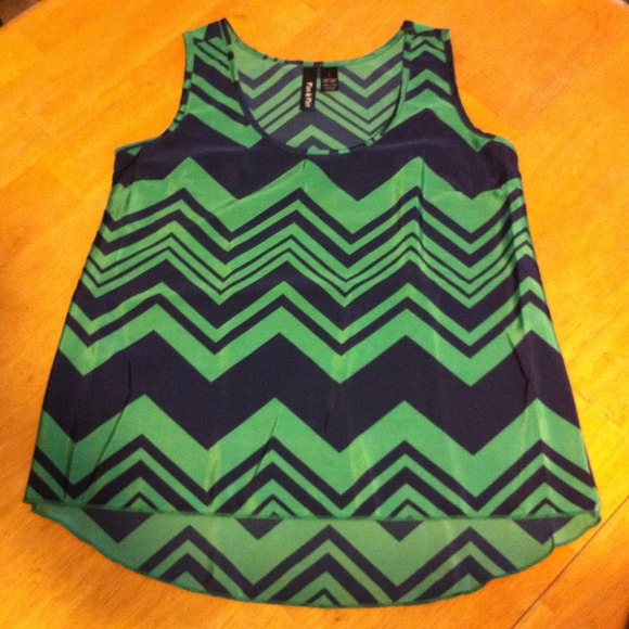 ❌SOLD❌Chevron cute top!