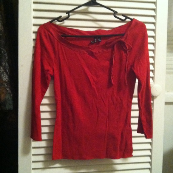 Red top quarter length sleeves