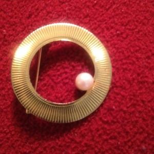 Classic circle pin