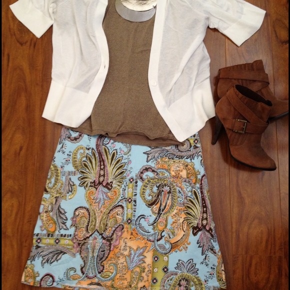 Classy baby blue skirt with great print
