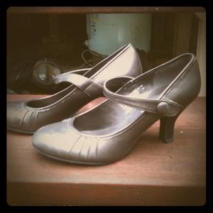 Apostrophe size 7M sandals.