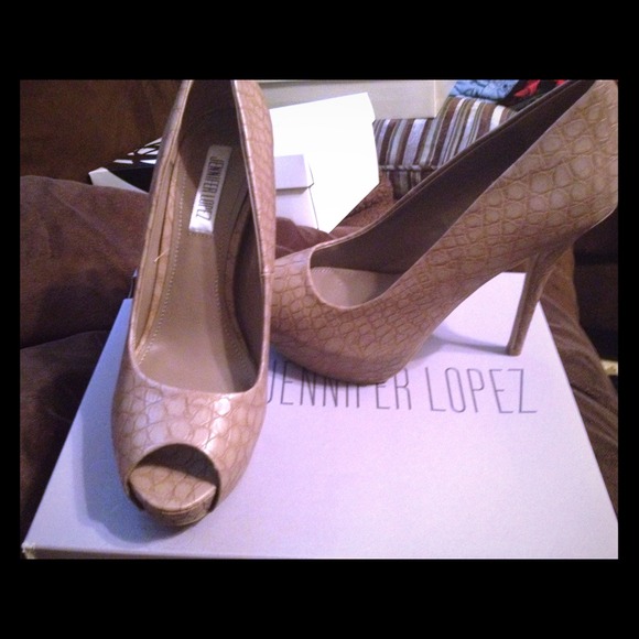 Jennifer Lopez peep toe pumps