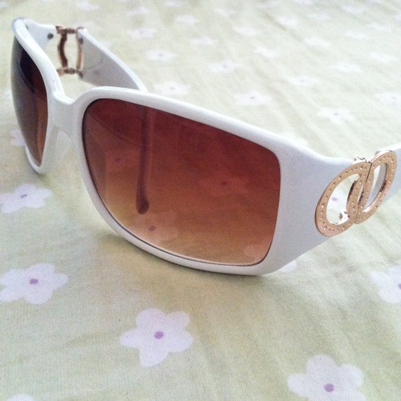 🚫 TRADED! White sunglasses w/ Chanel-esque design