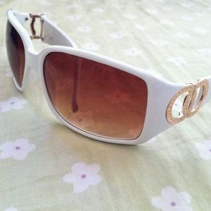 🚫 TRADED! White sunglasses w/ Chanel-esque design