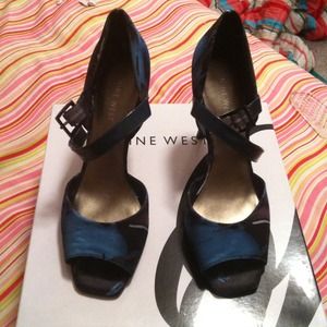 ✋RESERVED✋@calimom Nine West Turq/white/blk heels