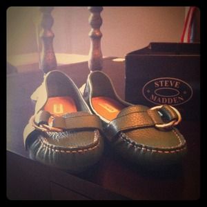 Beautiful green leather Steve Madden loafers