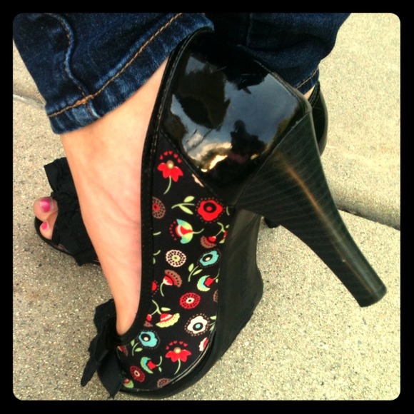 Super Cute Floral Patterned Heel With Lace Bow