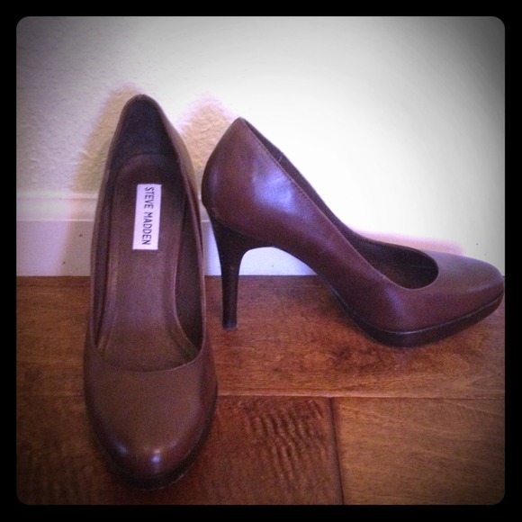 Brown leather Steve Madden pumps