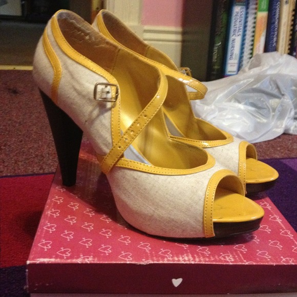 qupid Shoes - ✋RESERVE AMPEREZ✋Mustard and canvas open toe shoes